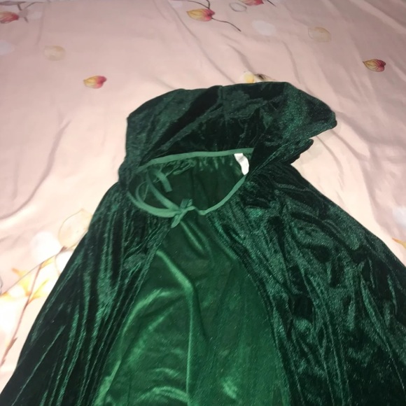 Long green cape - Picture 1 of 3